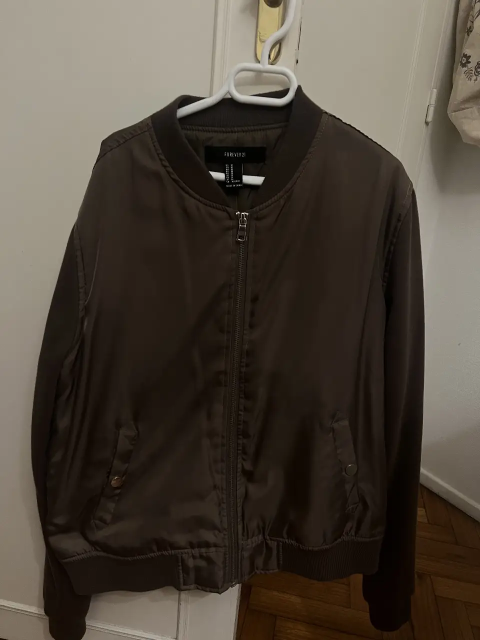 Campera bomber marrón de Forever 21. Mangas de buzo. Cuenta con cierre y bolsillos funcionales. (un poco mas clara que en la foto)