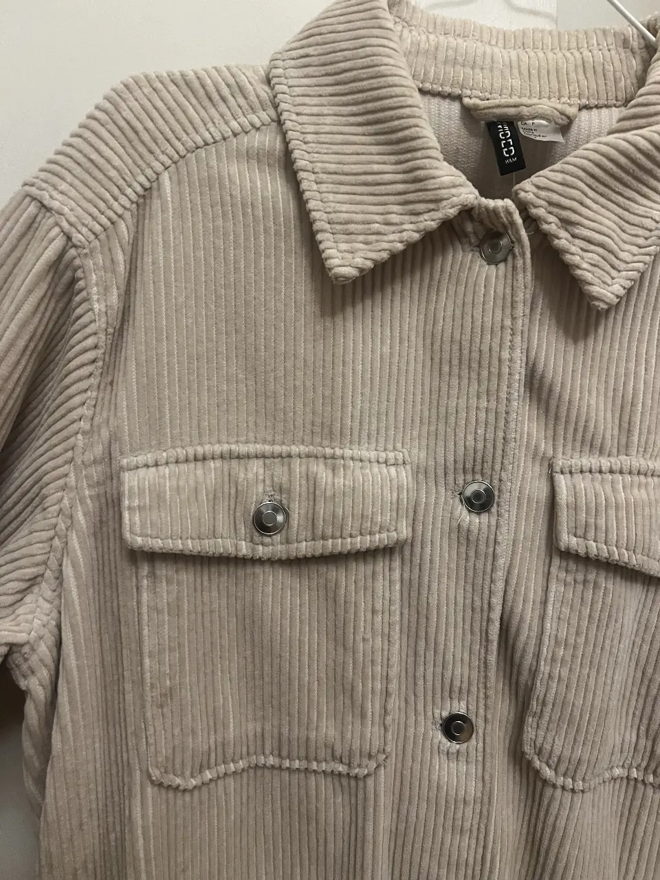 Camisa de corderoy color crudo, con bolsillos delanteros y botones. Muy poco uso