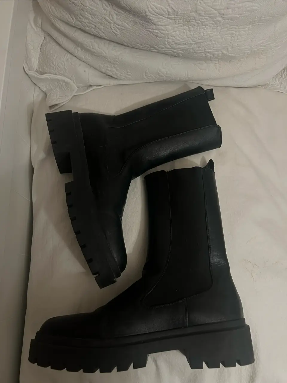 Botas de altura mediana negras. Confeccionadas en cuero sintético de alta calidad. Sin ningun uso