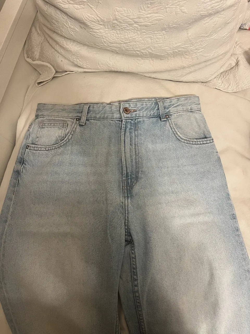 Jeans 90's wide de Bershka, tiro medio, con roturas en las rodillas. Talle 42 EUR, 10 USA, MEX 32.