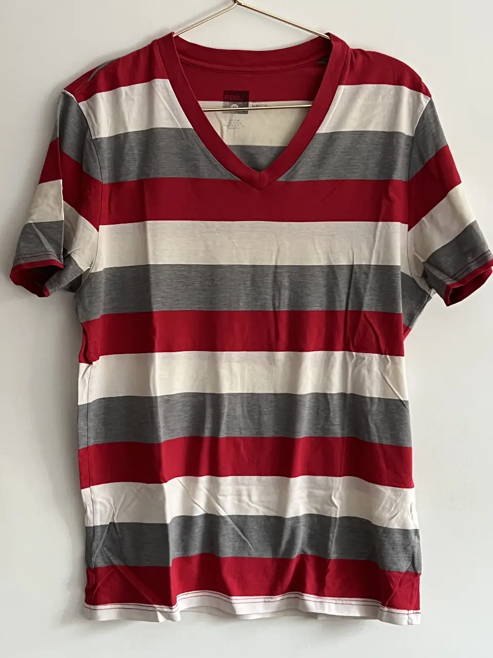 Remera manga corta para hombre, a rayas horizontales en rojo, blanco y gris. Cuello en V. Ideal para un look casual y cómodo.