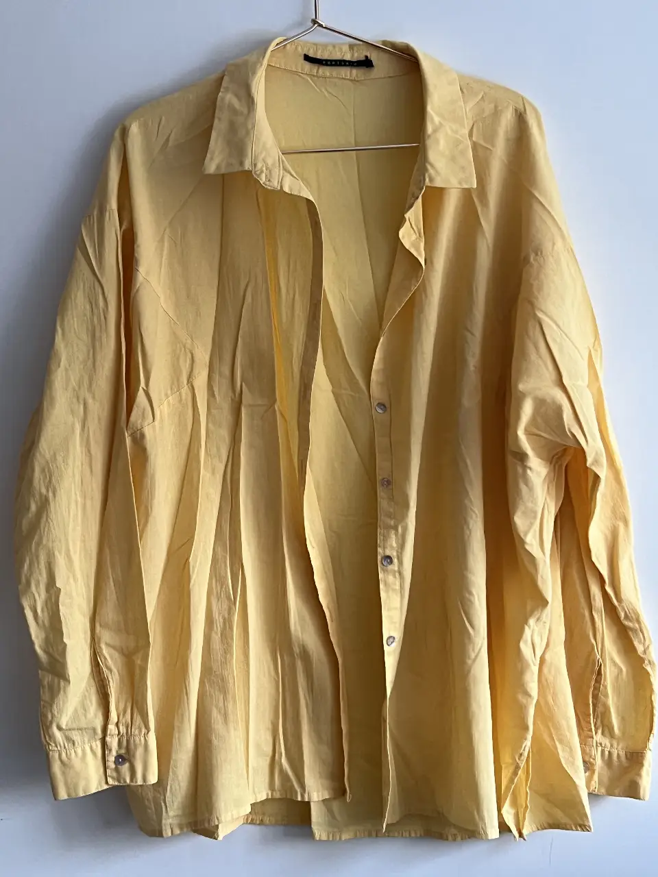 Camisa amarilla de la marca Portsaiq, de corte holgado y mangas largas. Ideal para un look casual y cómodo.