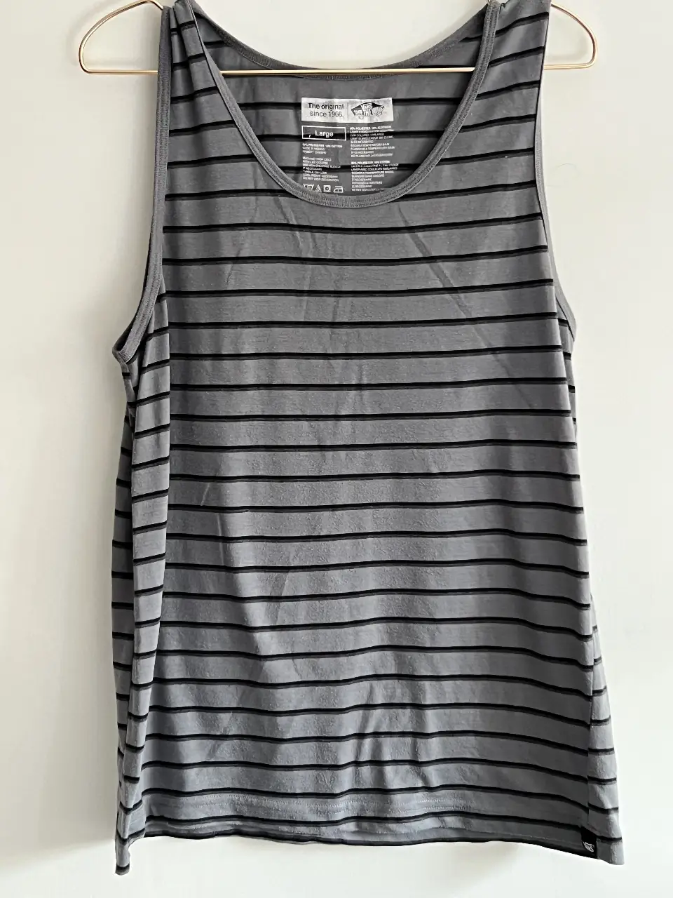 Musculosa de hombre a rayas grises y negras, ideal para un look casual y fresco. Confeccionada en una tela suave y cómoda, perfecta para el verano.