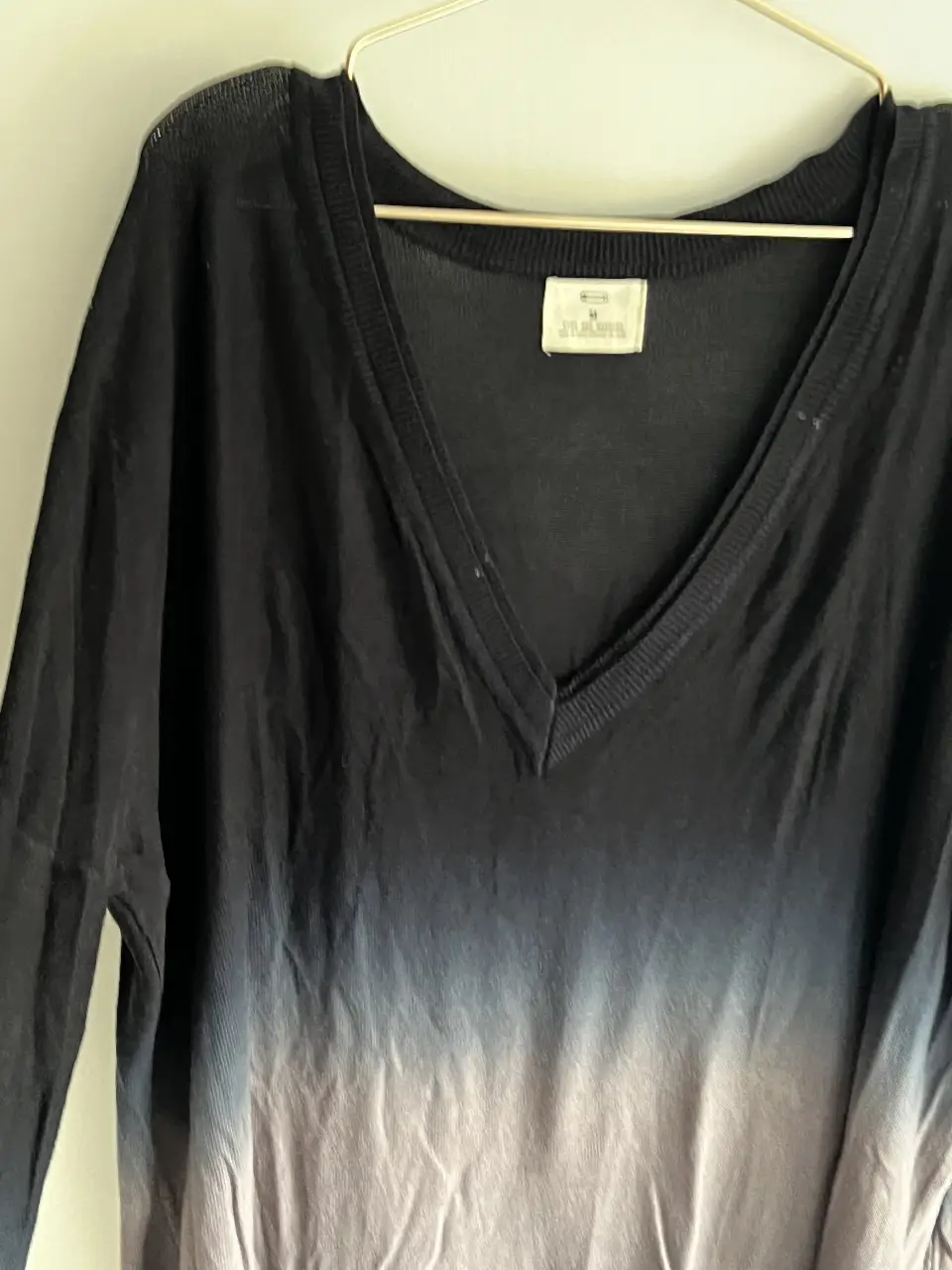 Sweater largo de mujer con cuello en V y degradado de color negro a gris. Marca Pins and Needles, talle M.