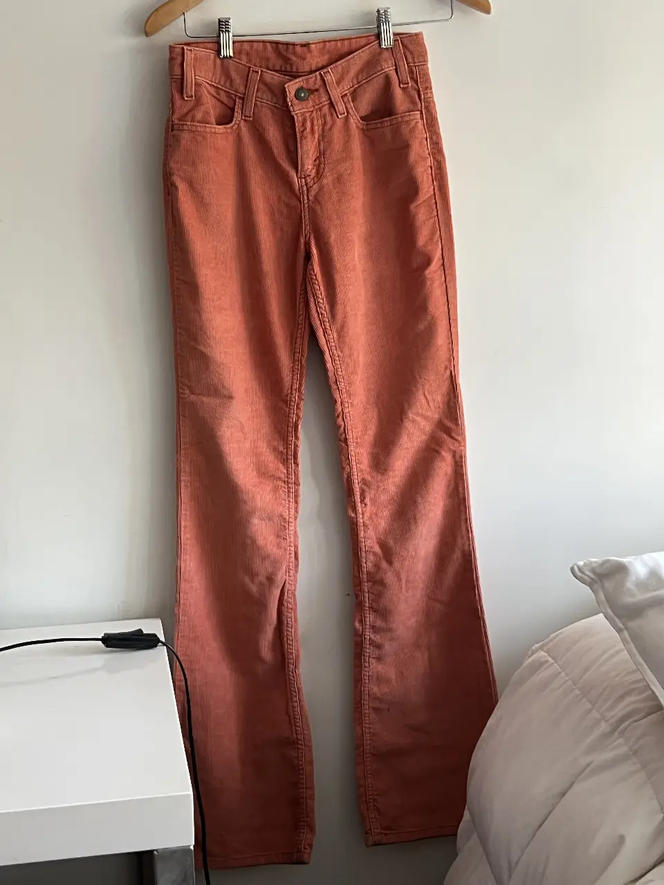 Pantalón de corderoy naranja de la marca Levi's, talle 24. Tiro medio, corte recto y estilo vintage. Ideal para un look casual y cómodo.