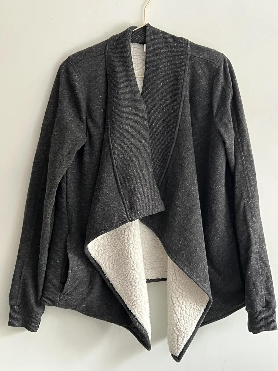 Cardigan de mujer, color gris con interior blanco. De abrigo, con solapas amplias y diseño moderno. Ideal para un look casual y cómodo.