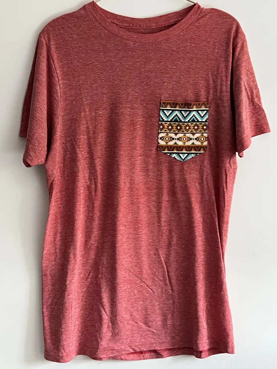 Remera de hombre color rojo con bolsillo estampado con diseño étnico. Ideal para un look casual y cómodo.