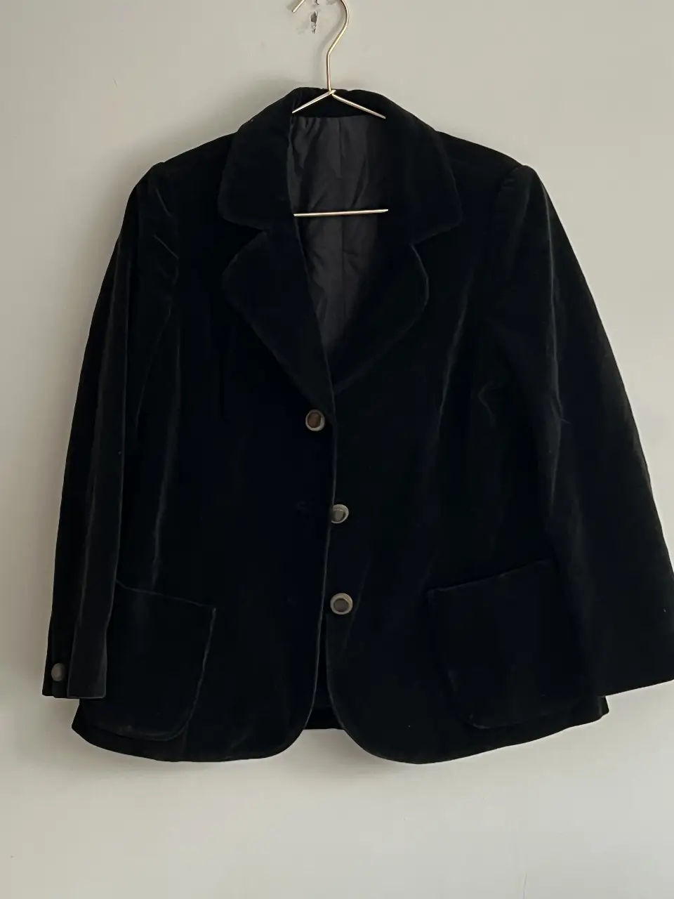 Elegante blazer de terciopelo negro, ideal para eventos formales o para darle un toque sofisticado a tu look diario. Corte clásico con solapas y botones a tono.