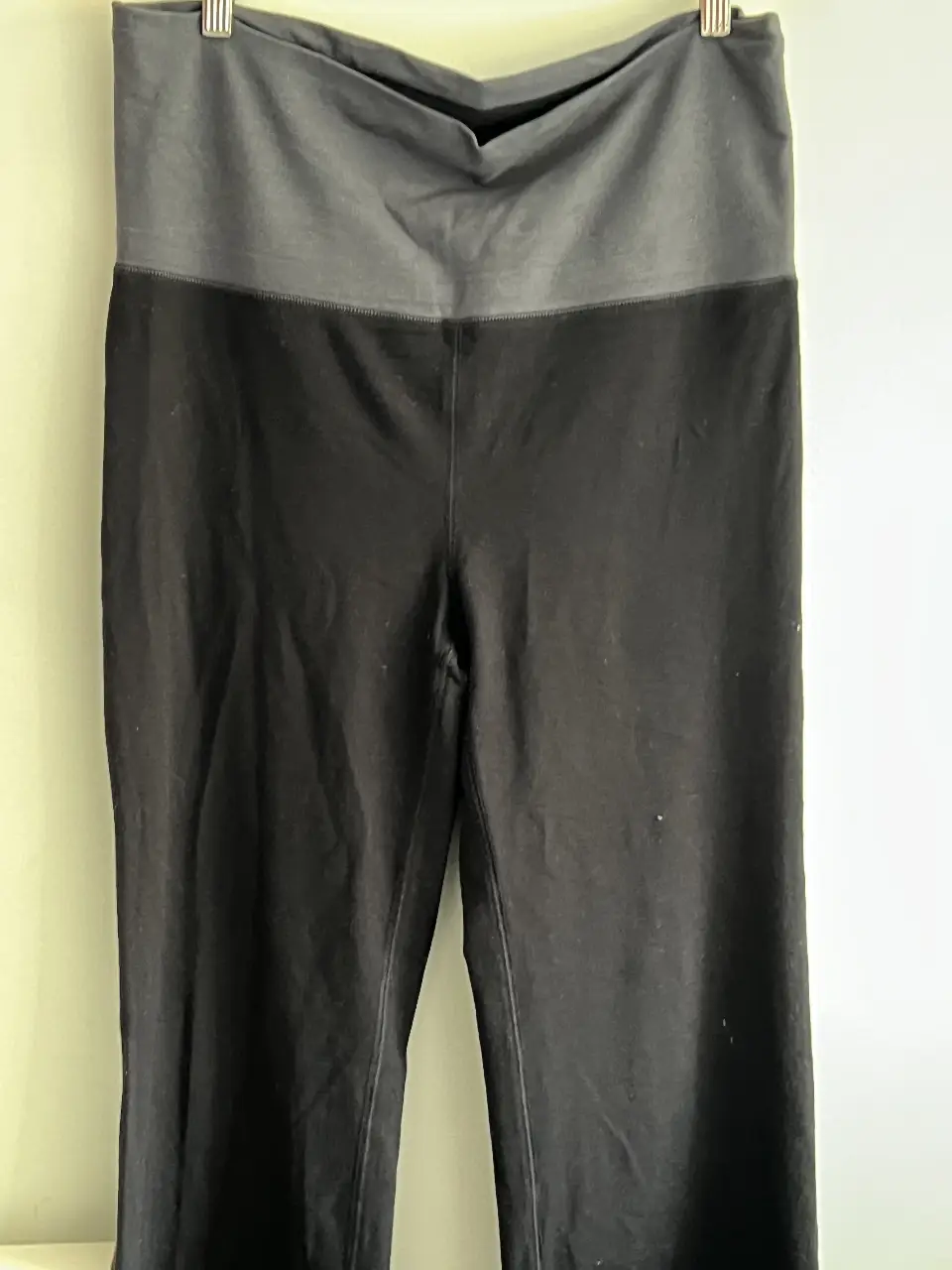Pantalón deportivo negro con cintura alta y detalle en gris. Ideal para actividades físicas o uso casual.