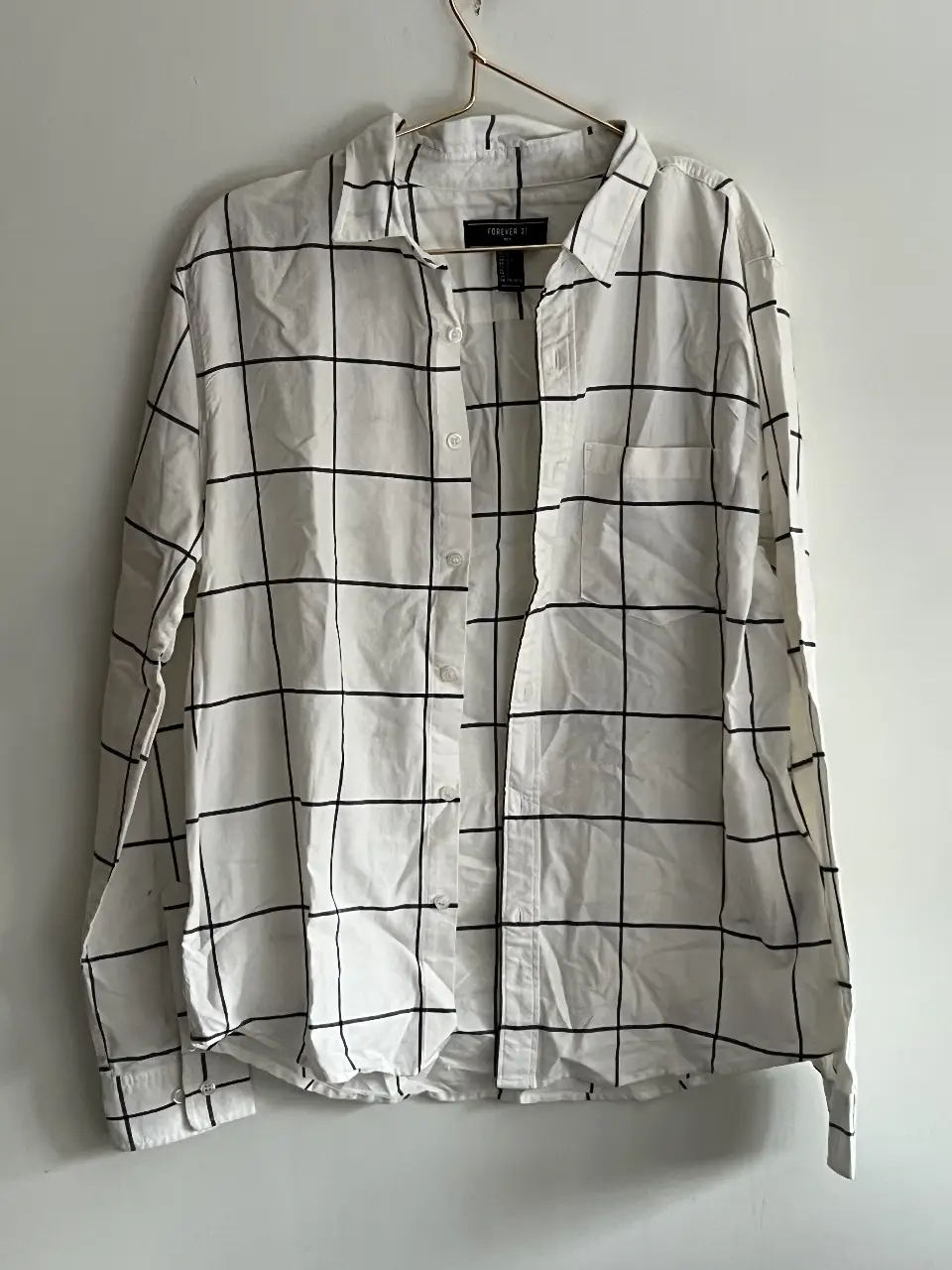 Camisa a cuadros en blanco y negro de Forever 21 para hombre. Ideal para un look casual y moderno.