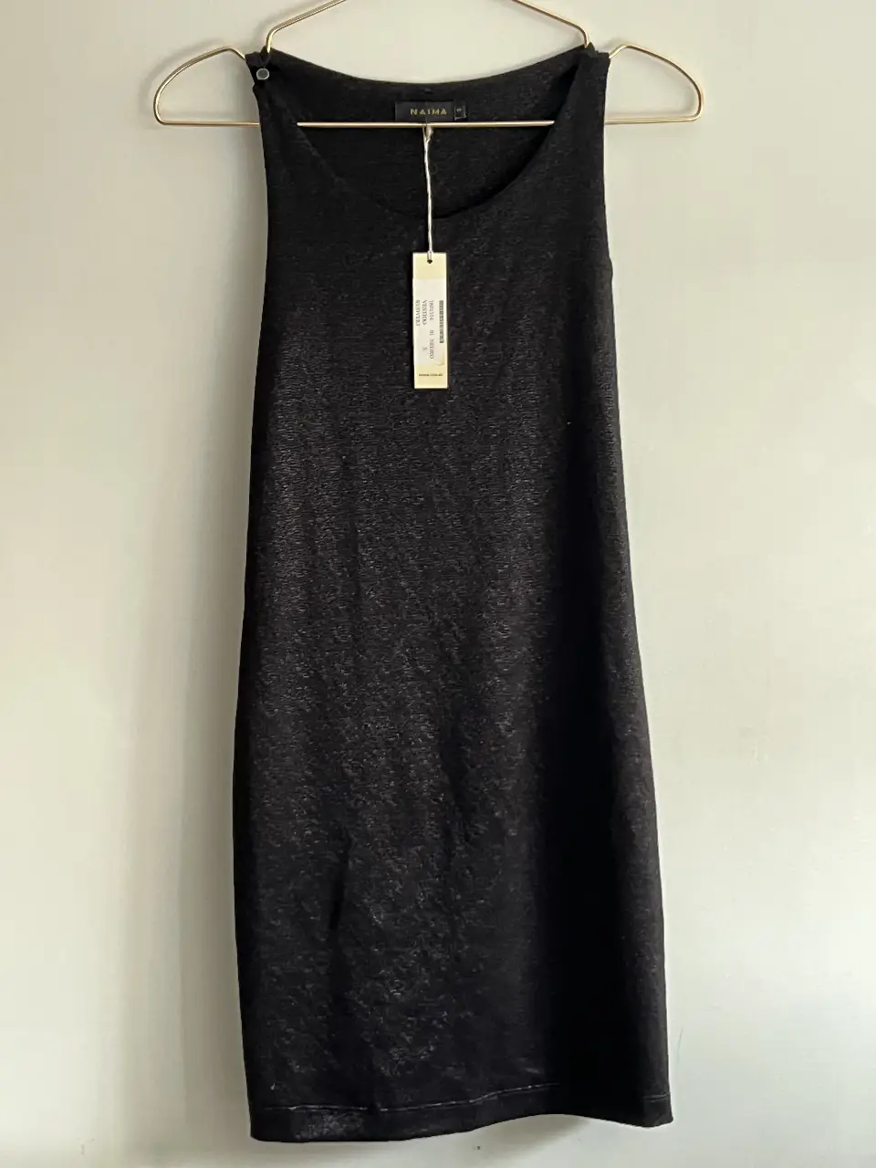 Vestido midi negro de NAIMA, con espalda descubierta y detalles de diseño. Ideal para eventos especiales o salidas nocturnas.