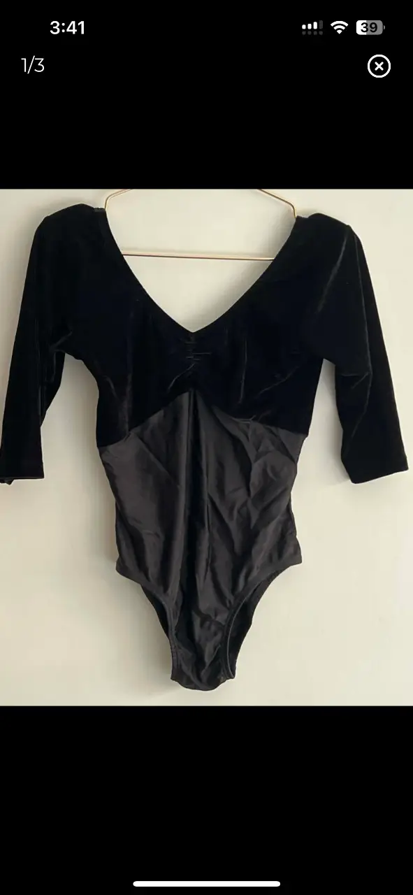 Body negro de terciopelo y lycra, con mangas 3/4 y escote en V. Ideal para danza o eventos.