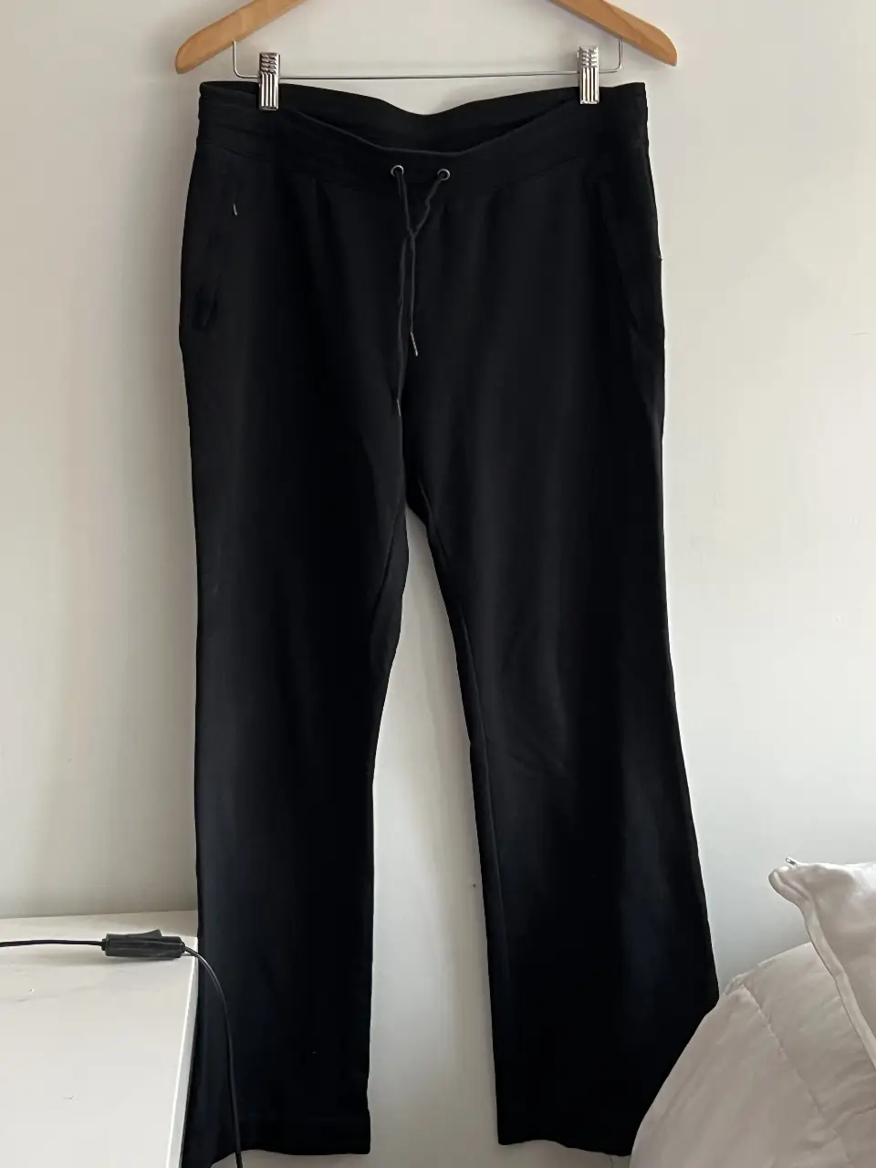 Pantalón de jogging negro de Banana Republic, con cintura elastizada y cordón. Talle M.