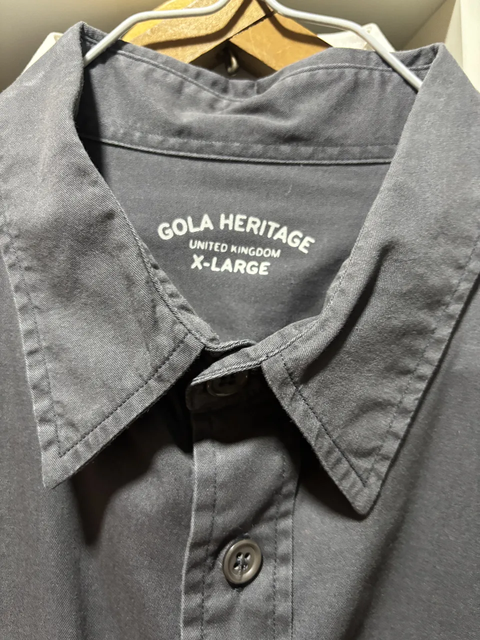 Camisa Gola Heritage gris oscuro, de hombre, con dos bolsillos frontales y cuello clásico. Talle X-Large.