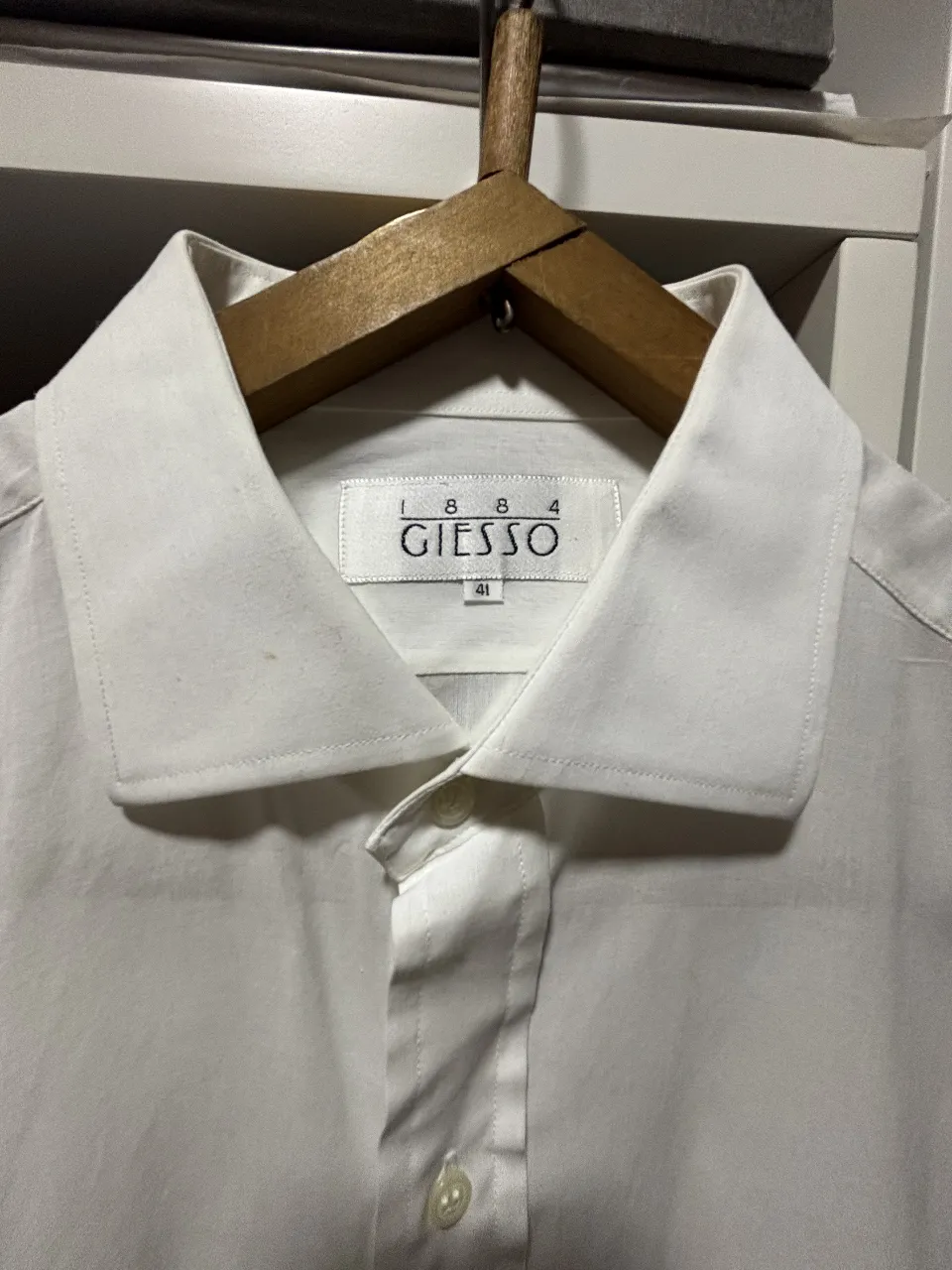 Camisa blanca de hombre, con cuello italiano y etiqueta de la marca Giesso. Talle 41.