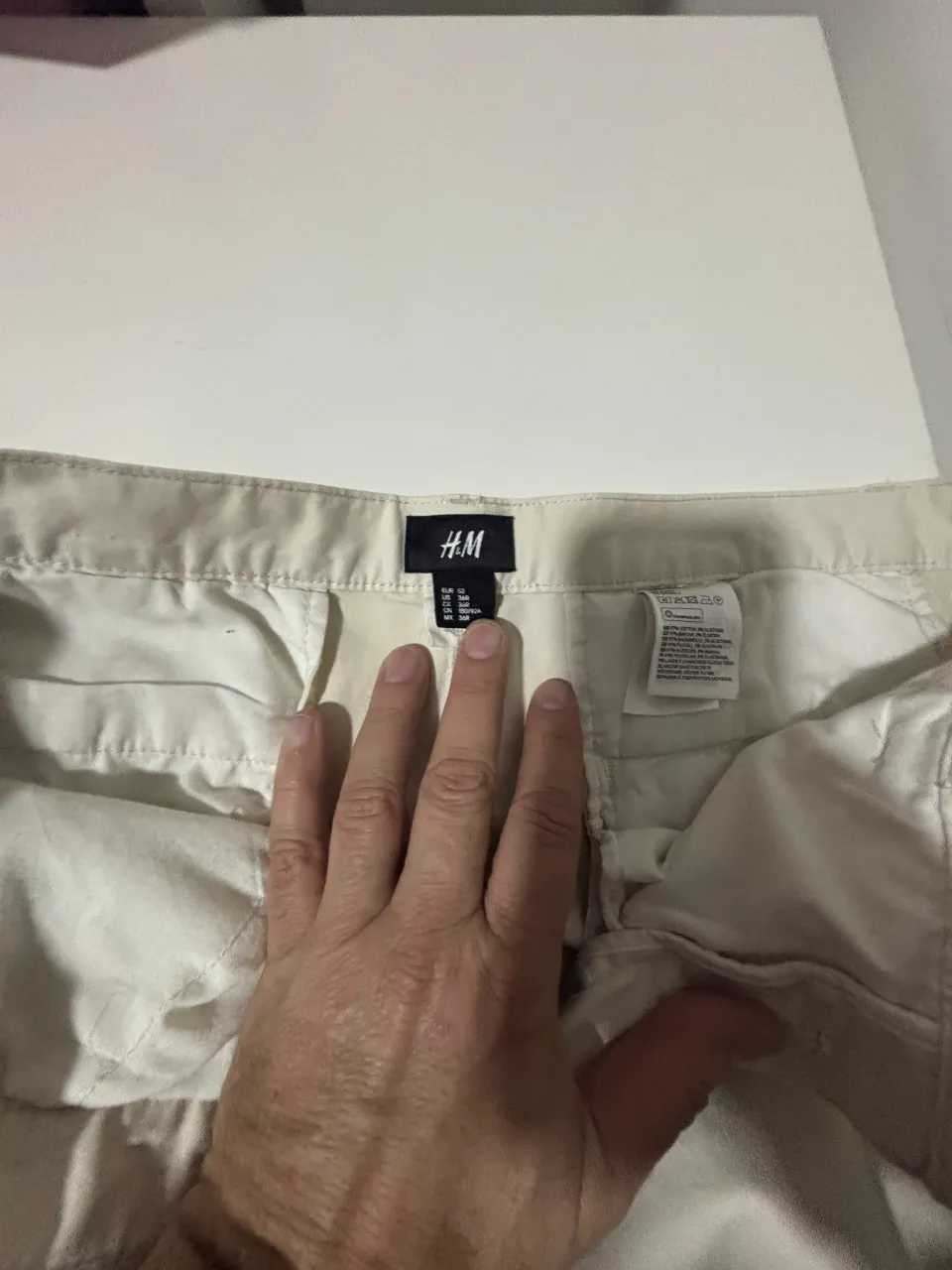 Pantalón chino color crudo de hombre, ideal para un look casual y versátil. Confeccionado en tela resistente y cómoda, perfecto para combinar con diferentes estilos.