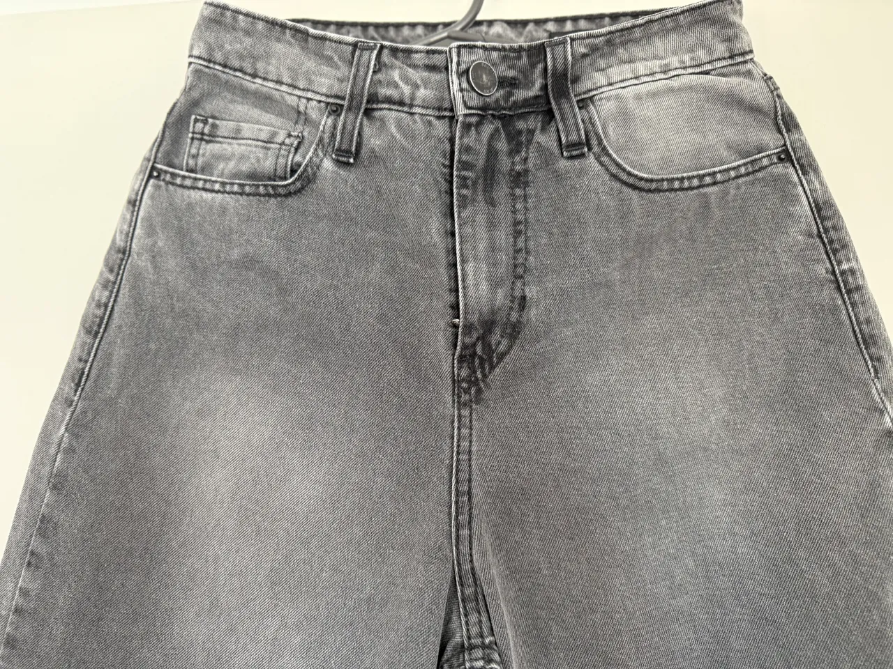 Pantalón de jean ancho, tiro alto, color gris. Un básico moderno y canchero para tu día a día.