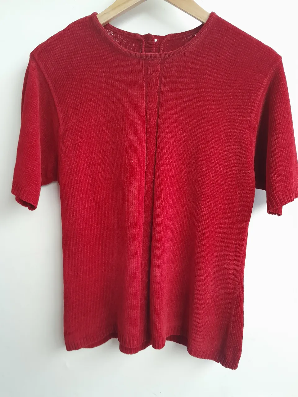 Sweater de chenille rojo. Lo podes usar como chaleco arriba de una camisa. Ideal para un look casual y cómodo.