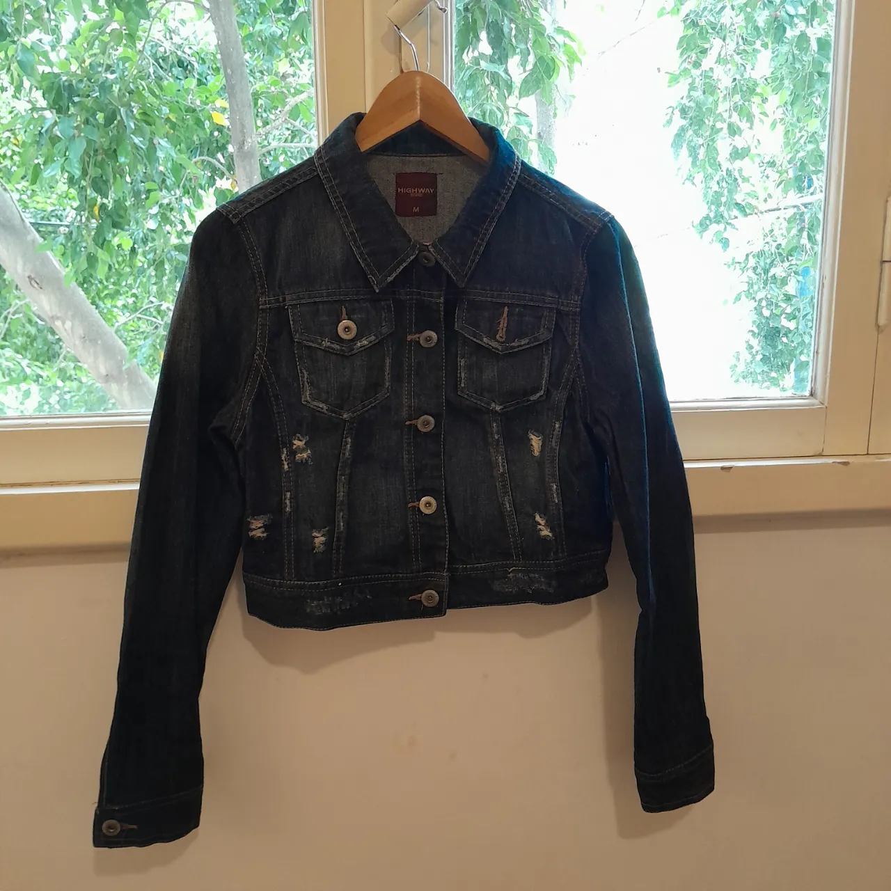 Campera de jean azul oscuro a la cintura. Talle M. 100% algodón. De 45cm de largo, 43 cm de sisa y 60 cm de largo de mangas. 