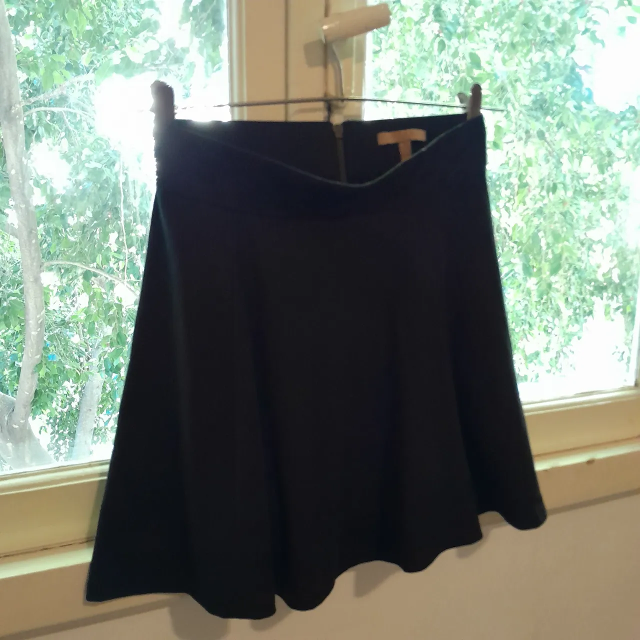 Conjunto de top y pollera negros. El top (talle M) es sin mangas, con detalles de lentejuelas en zigzag en la parte delantera. De 43 cm de ancho y 49 cm de largo.La pollera de Zara (talle S), de una tela que parece gamuza, con cintura alta y cierre en la espalda. De 49 cm de largo. Se vende el conjunto!