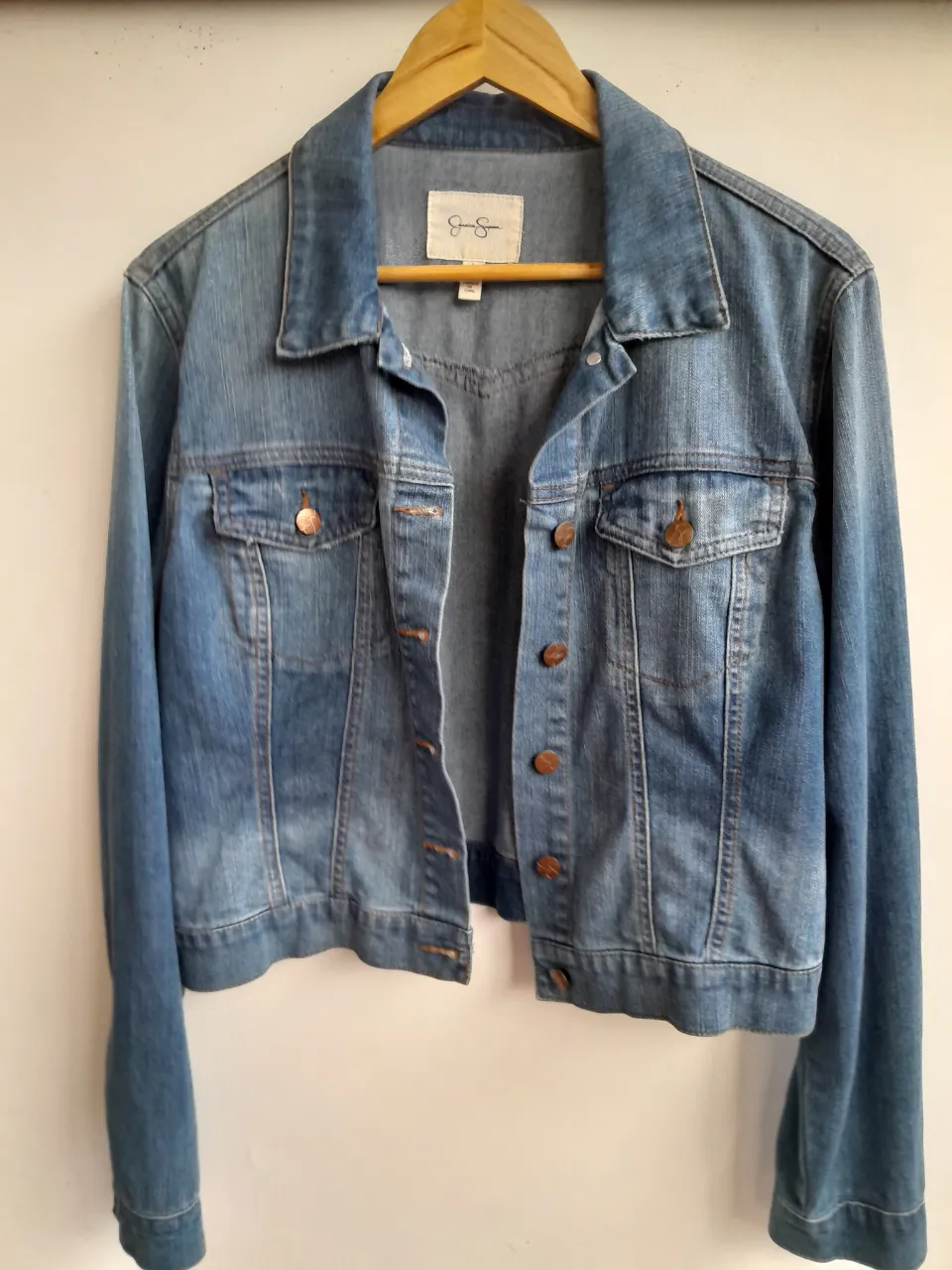 Campera de jean azul, estilo clásico, con botones y bolsillos. Ideal para un look casual y versátil.