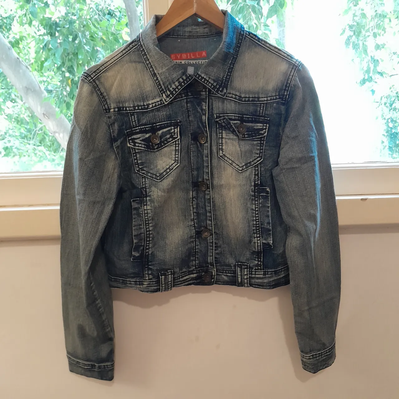 Campera de jean a la cintura, de algodón y elastano. De 48 cm de largo, 47 cm de sisa y 60 cm de largo de mangas