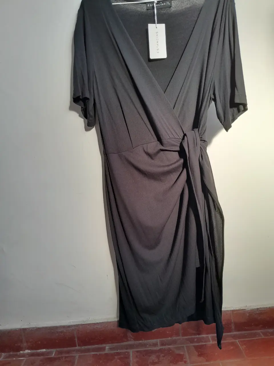 Vestido negro con detalle de nudo en la cintura. Ideal para una salida o evento semi-formal. Marca Estancias.