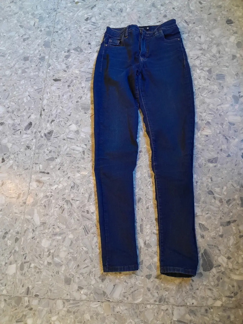 Jeans de mujer, tiro medio, corte recto, color azul oscuro, talle 40. Ideal para un look casual y versátil.