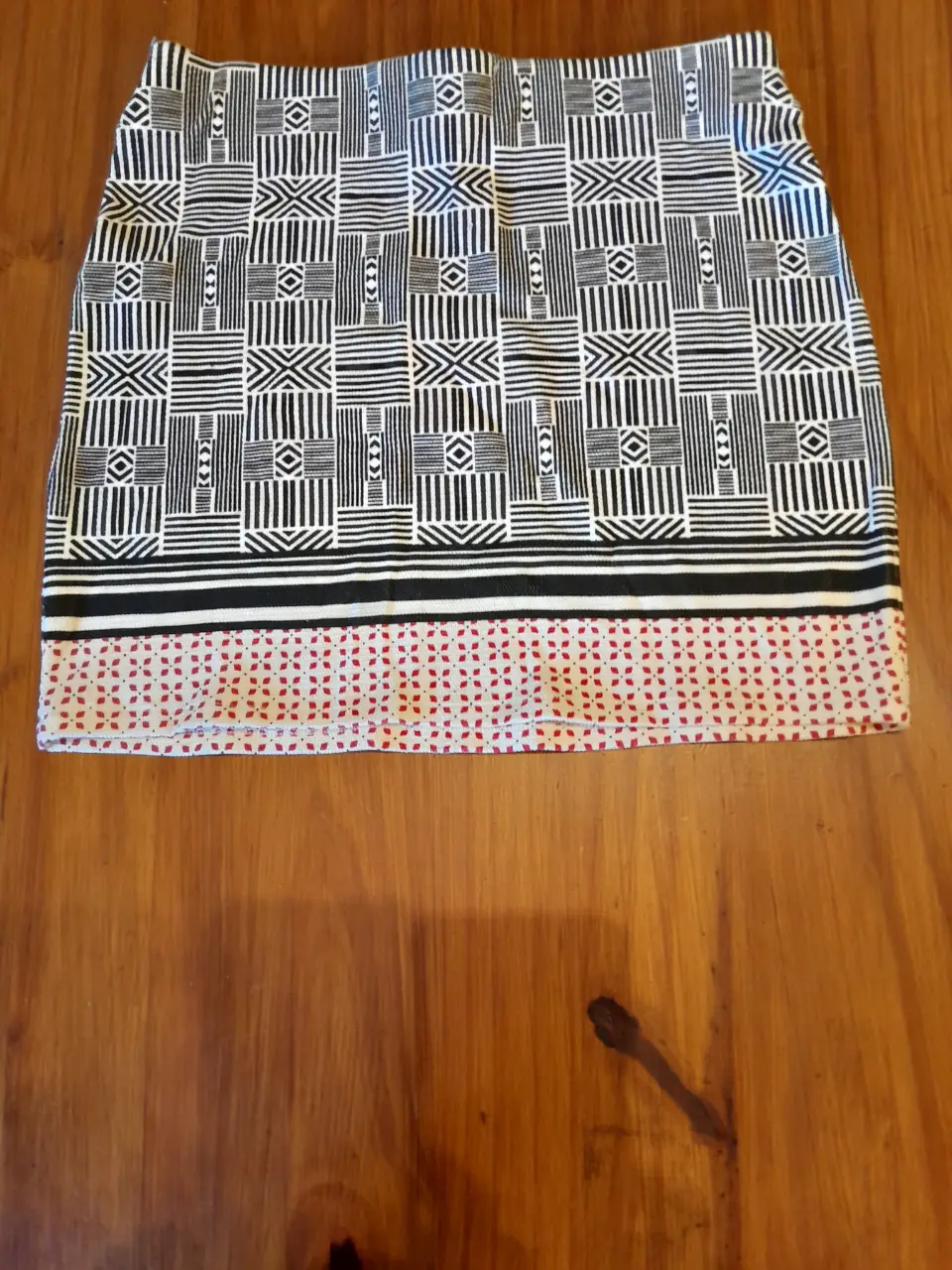 Minifalda. Marca Zara. Con 94% de algodón, 5% poliamida y 1% de elastano. Con un diseño super original. Ideal para un look casual y moderno.