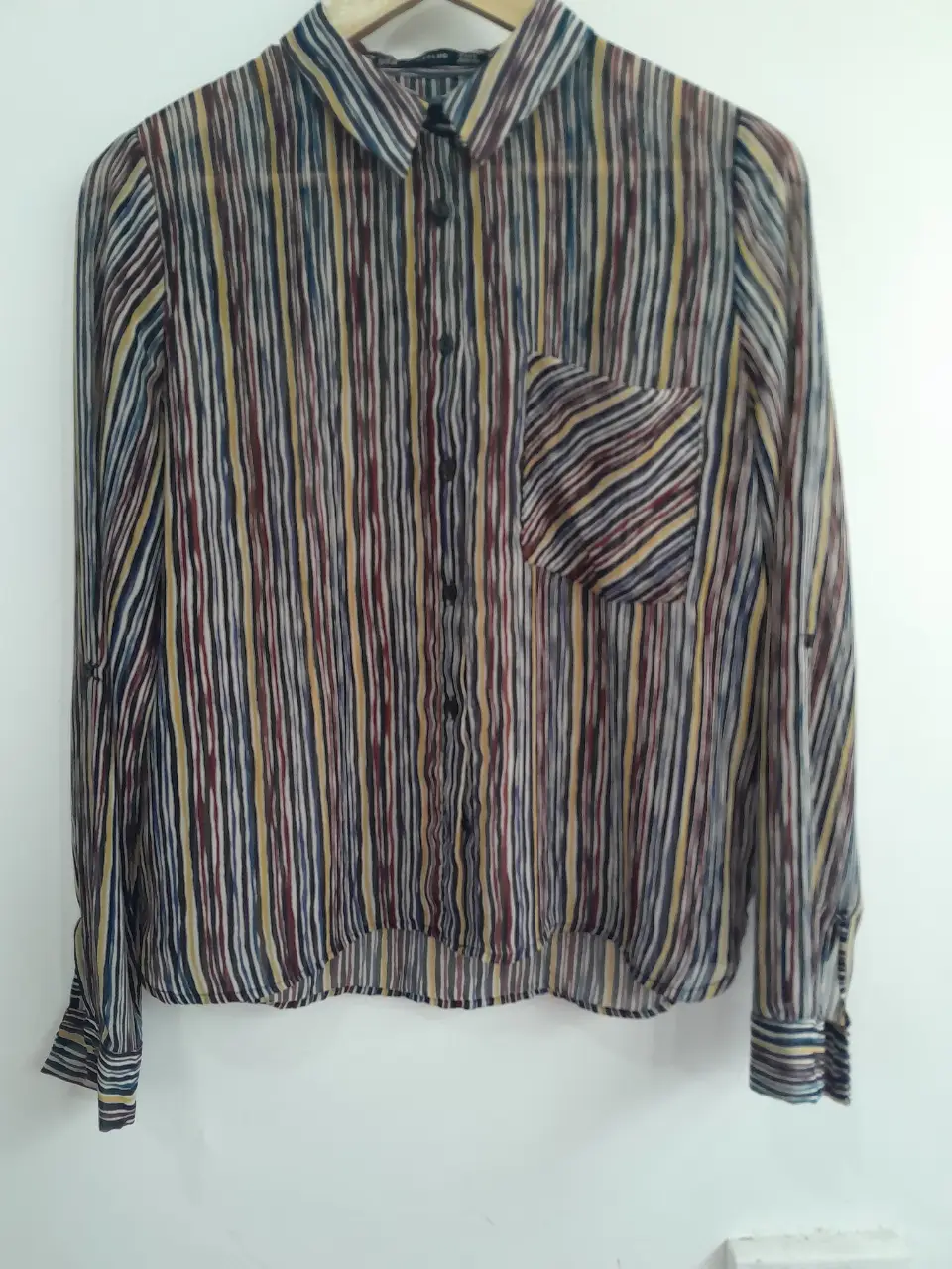 Camisa a rayas de mujer, manga larga, con bolsillo en el pecho y cuello camisero. Marca Zara Trafaluc, talle M. Ideal para un look casual y moderno.