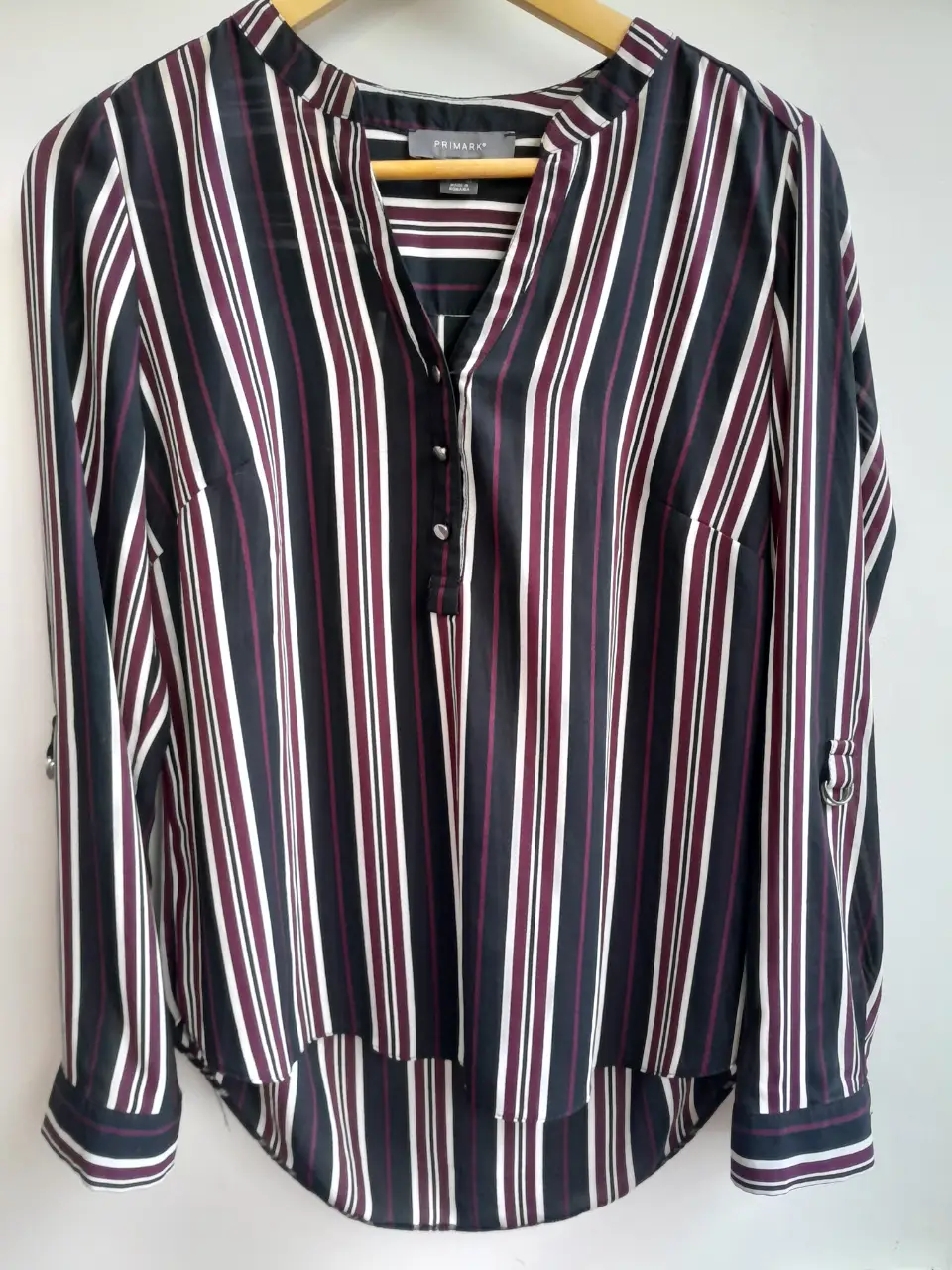 Blusa de mujer a rayas verticales en blanco, negro y borgoña.  Cuello en V y botones en el frente. Marca Primark. Talle 3. Ideal para un look casual y elegante. No se arruga.
