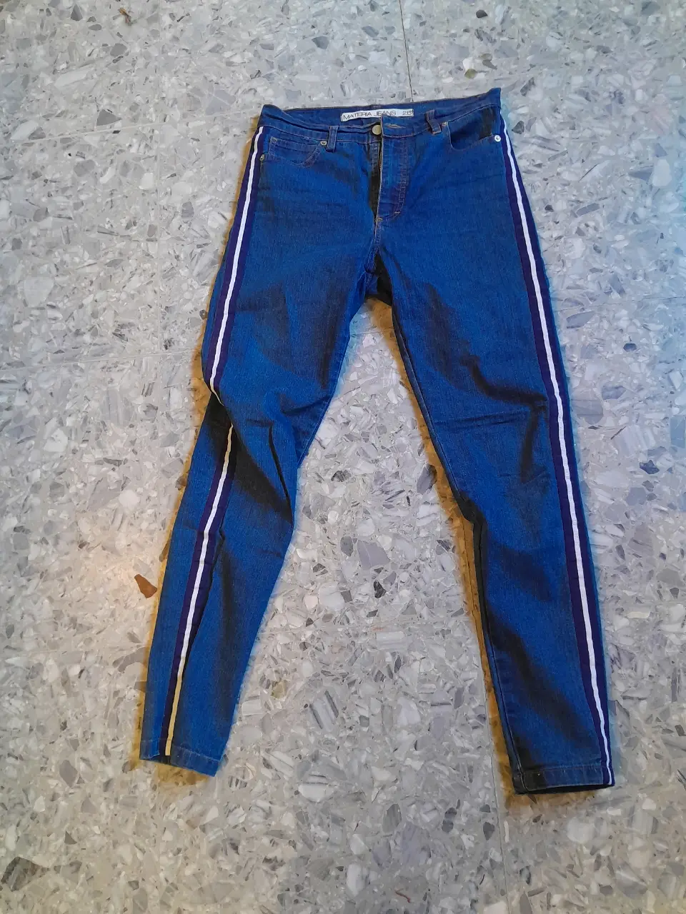 Jeans de mujer, tiro alto, color azul con dos líneas blancas laterales. Marca Materia Jeans, talle 25.