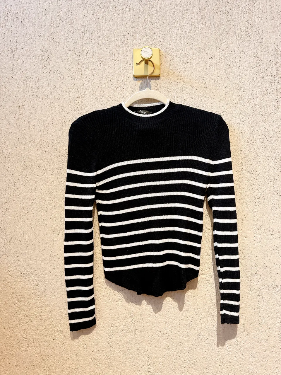 Sweater de manga larga a rayas, con cuello redondo y detalles en blanco y negro. Un clásico que nunca pasa de moda, ideal para un look casual y canchero. Medidas
Largo total 55cm
Ancho de hombro 10cm
Largo de manga 63cm
Sisa a sisa 50cm