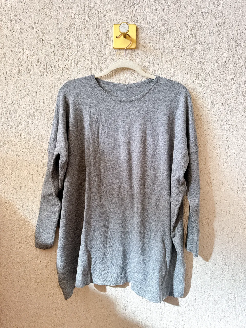 Sweater gris de manga larga, con cuello redondo y corte holgado. Ideal para un look casual y cómodo. Medidas
Largo total 70cm
Ancho de hombro 34cm
Largo de manga 36cm
Sisa a sisa 80cm