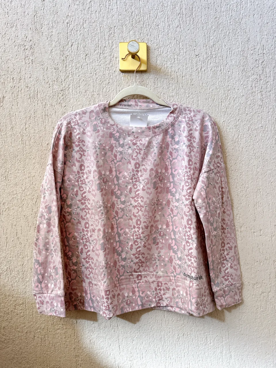 Buzo de algodon con estampa animal print en tonos rosas y grises. Cuello redondo y mangas largas. Ideal para un look casual y canchero. Medidas
Largo total 57cm
Ancho de hombro 23cm
Largo de manga 42cm
Sisa a sisa 63cm