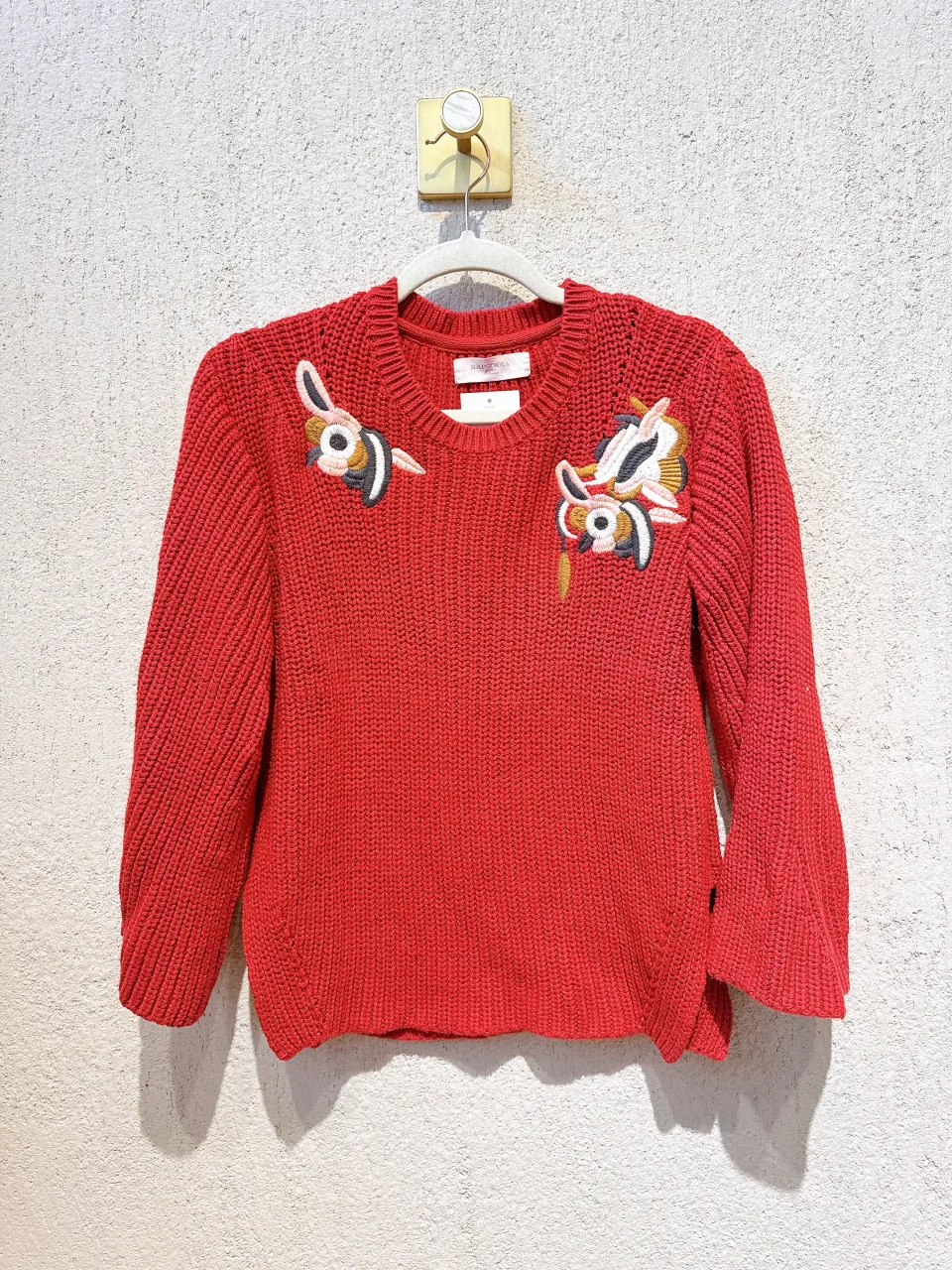 Sweater rojo con bordados en hilo en el frente. Diseño único y llamativo, ideal para darle un toque original a tu look. Medidas 
Largo total 62cm
Ancho de hombro 13cm
Largo de manga 53cm
Sisa a sisa 55cm