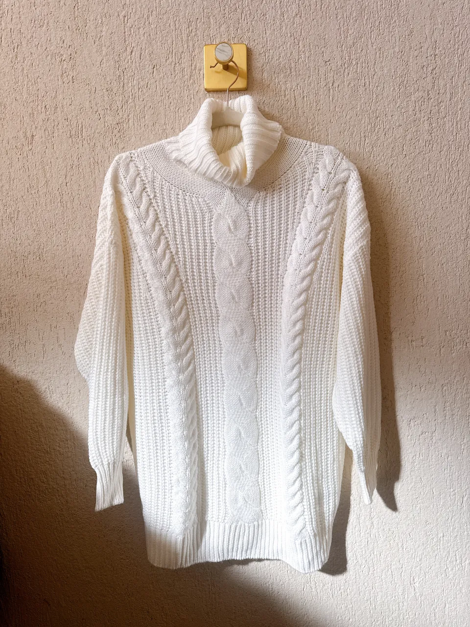 Sweater blanco tejido con cuello alto y trenzas. Un clásico infalible para los días fríos, ideal para combinar con todo. Medidas
Largo total 77cm
Ancho de hombro 25cm
Largo de manga 49cm
Sisa a sisa 59cm