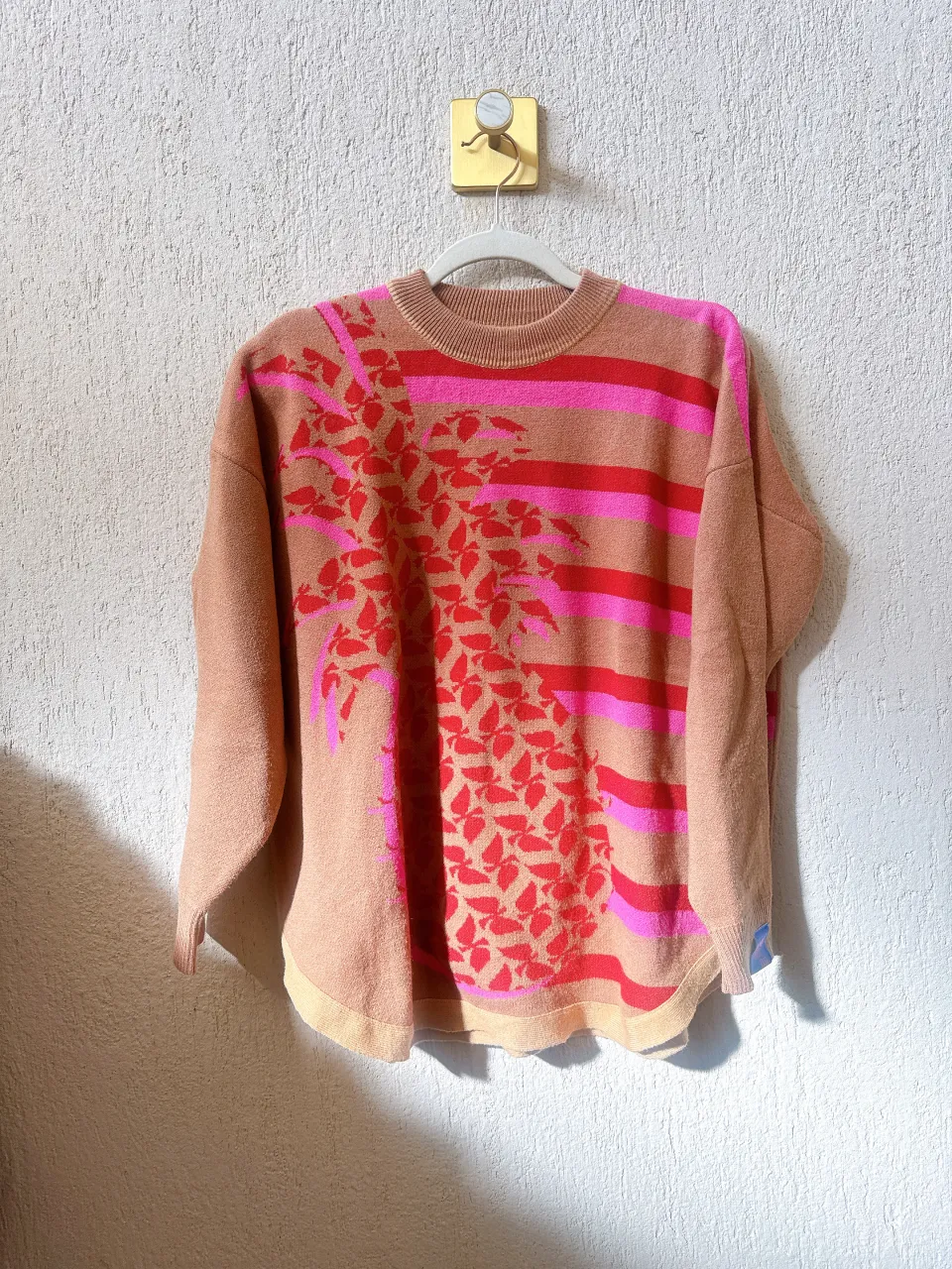 Sweater con diseño de rayas y hojas en tonos rosas y rojos. Ideal para un look casual y canchero. Medidas
Largo total 68cm
Ancho de hombro 23cm
Largo de manga 47cm
Sisa a sisa 64cm
 