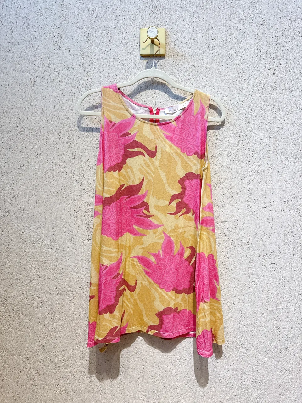 Vestido corto estampado floral en tonos vibrantes de rosa y amarillo. Diseño sin mangas con cierre en la espalda. Ideal para un look fresco y divertido. Medidas
Largo total 78cm
Sisa a sisa 47cm
Ancho de hombro 5cm