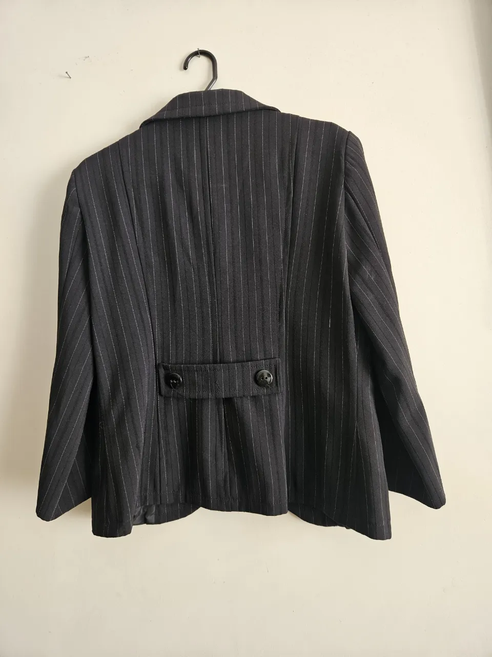 Traje compuesto por blazer y pollera de mujer con detalles de finas rayas, blazer con dos botones y bolsillos, pollera recta (76 cm contorno cintura), Ideal para un look semiformal o de trabajo. Impecable terminación. 