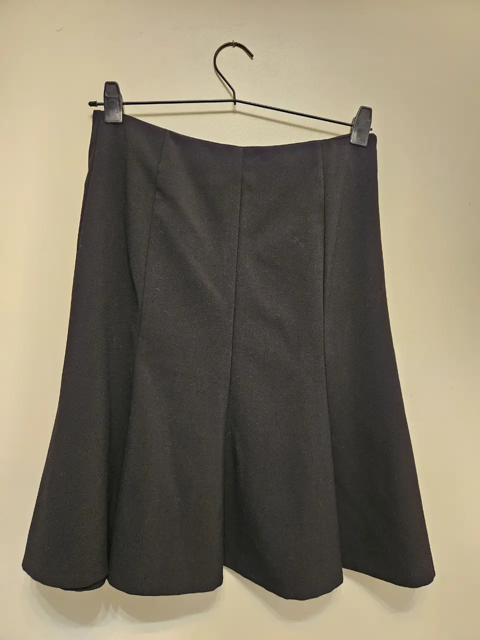 Pollera sastrera negra de la marca City Jennifer, ideal para un look elegante y versátil. Confeccionada en un tejido de calidad, esta pollera es perfecta para combinar con diferentes estilos y crear outfits sofisticados. Su diseño clásico y atemporal la convierte en un básico imprescindible en cualquier guardarropa.