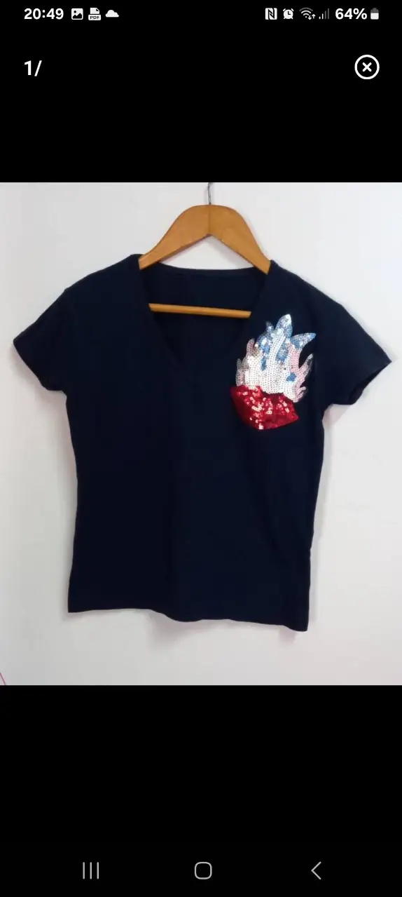 Remera azul marino de mujer con cuello en V y aplique de lentejuelas en forma de llama en el pecho. Ideal para un look casual con un toque de originalidad.