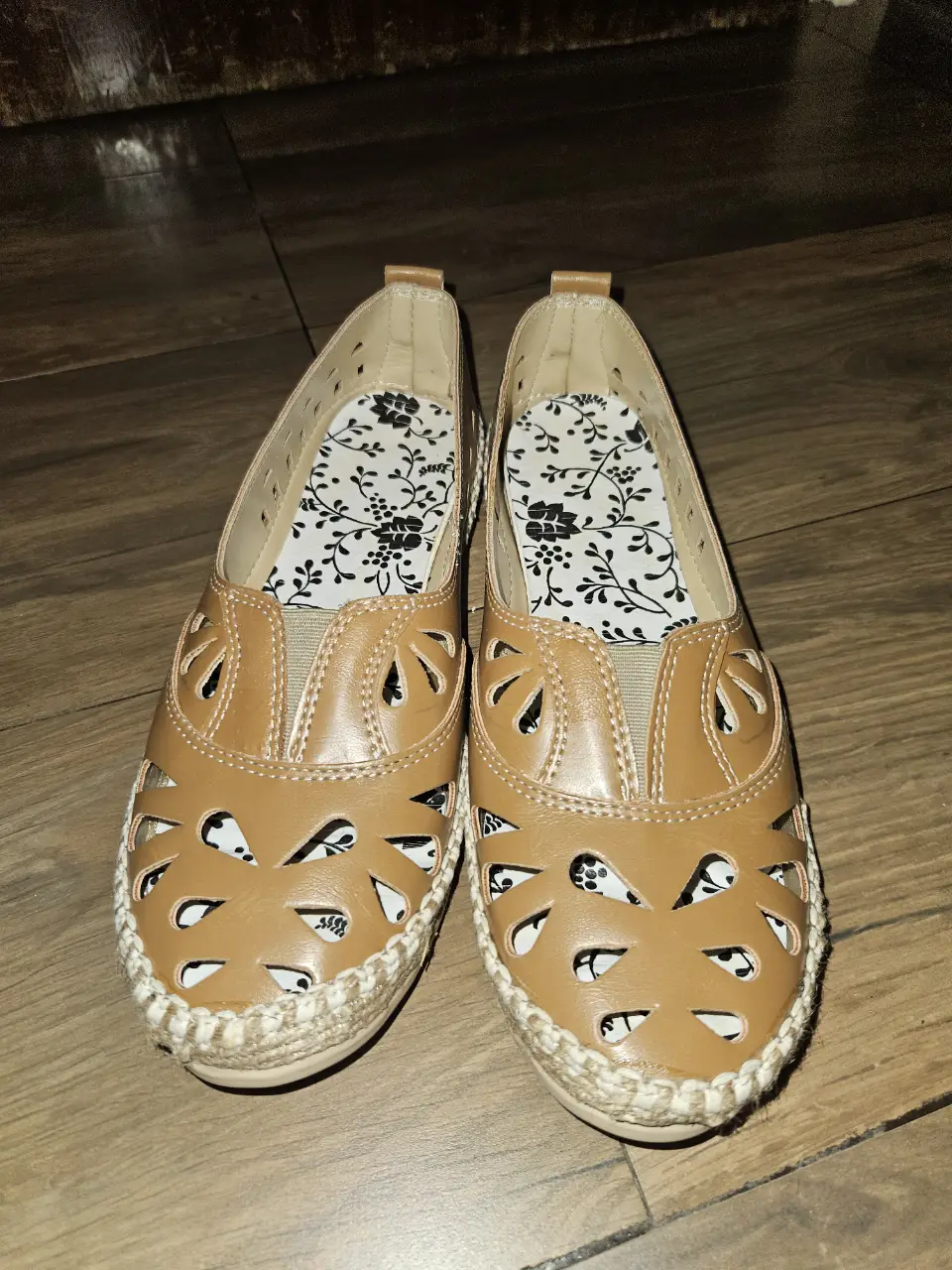 Chatitas de mujer color marrón claro con detalles calados y suela de goma. Ideales para un look casual y fresco.