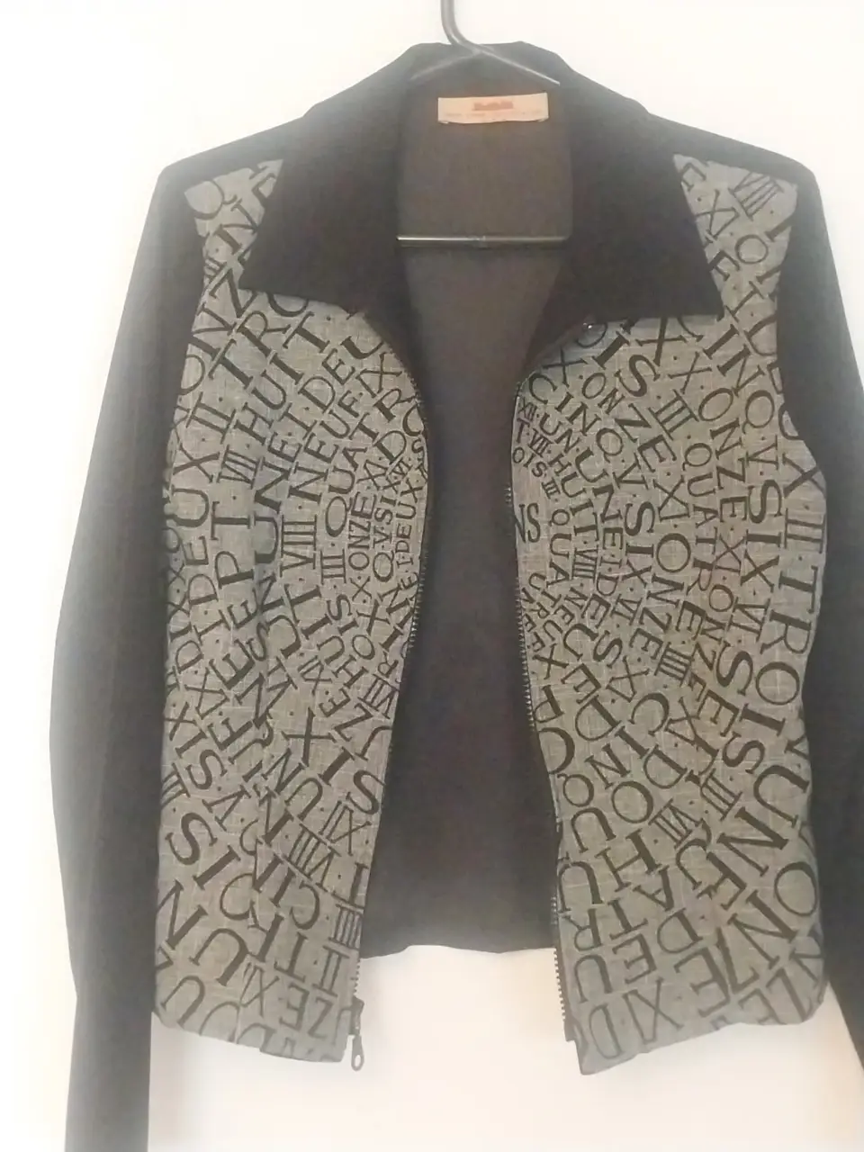 Campera de pana de mujer con diseño estampado en la parte delantera. Posee cierre y cuello tipo solapa. Ideal para un look casual y moderno. Importada