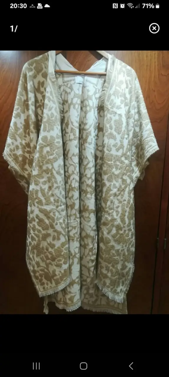 Kimono largo con estampado floral en tonos crudos y dorados. Ideal para usar sobre un vestido o como abrigo ligero.