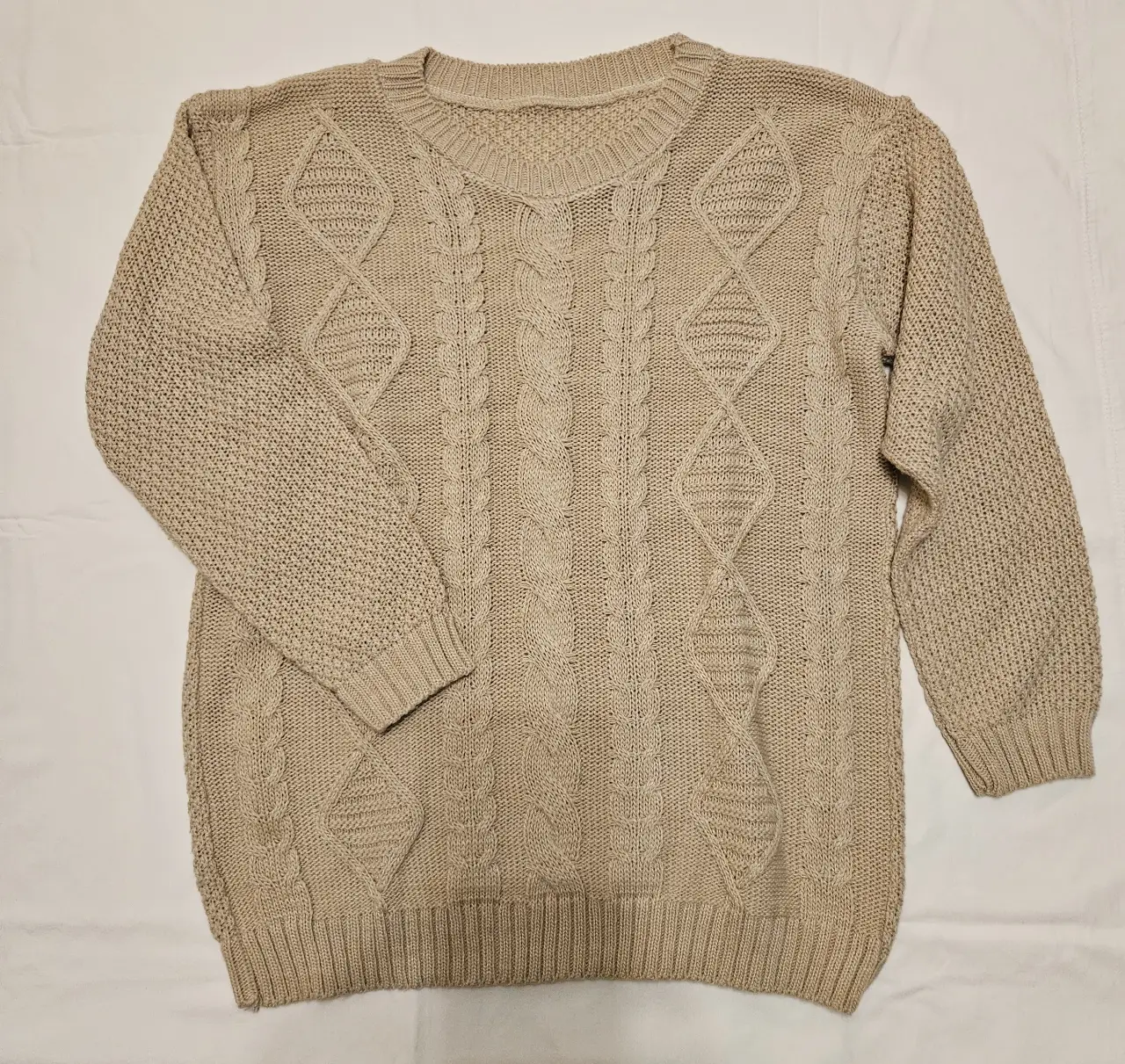 Sweater tejido de punto con diseño de rombos y trenzas. Ideal para un look casual y abrigado.