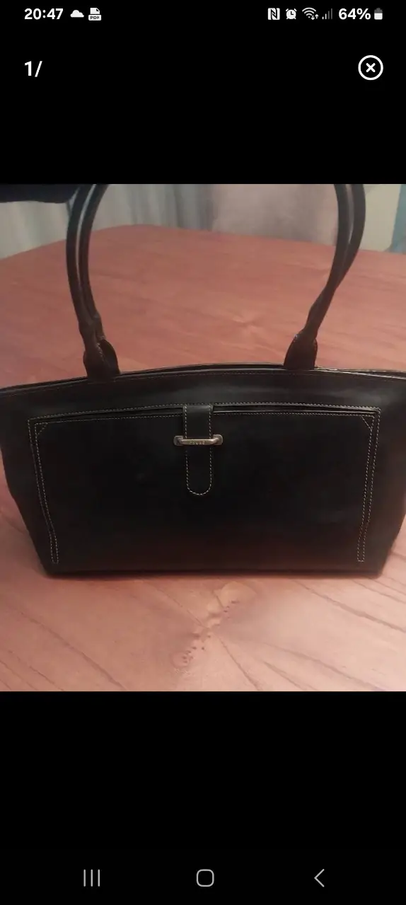 Cartera negra de cuero PRÜNE. Interior espacioso con bolsillo interno y cierre magnético. Ideal para el día a día.