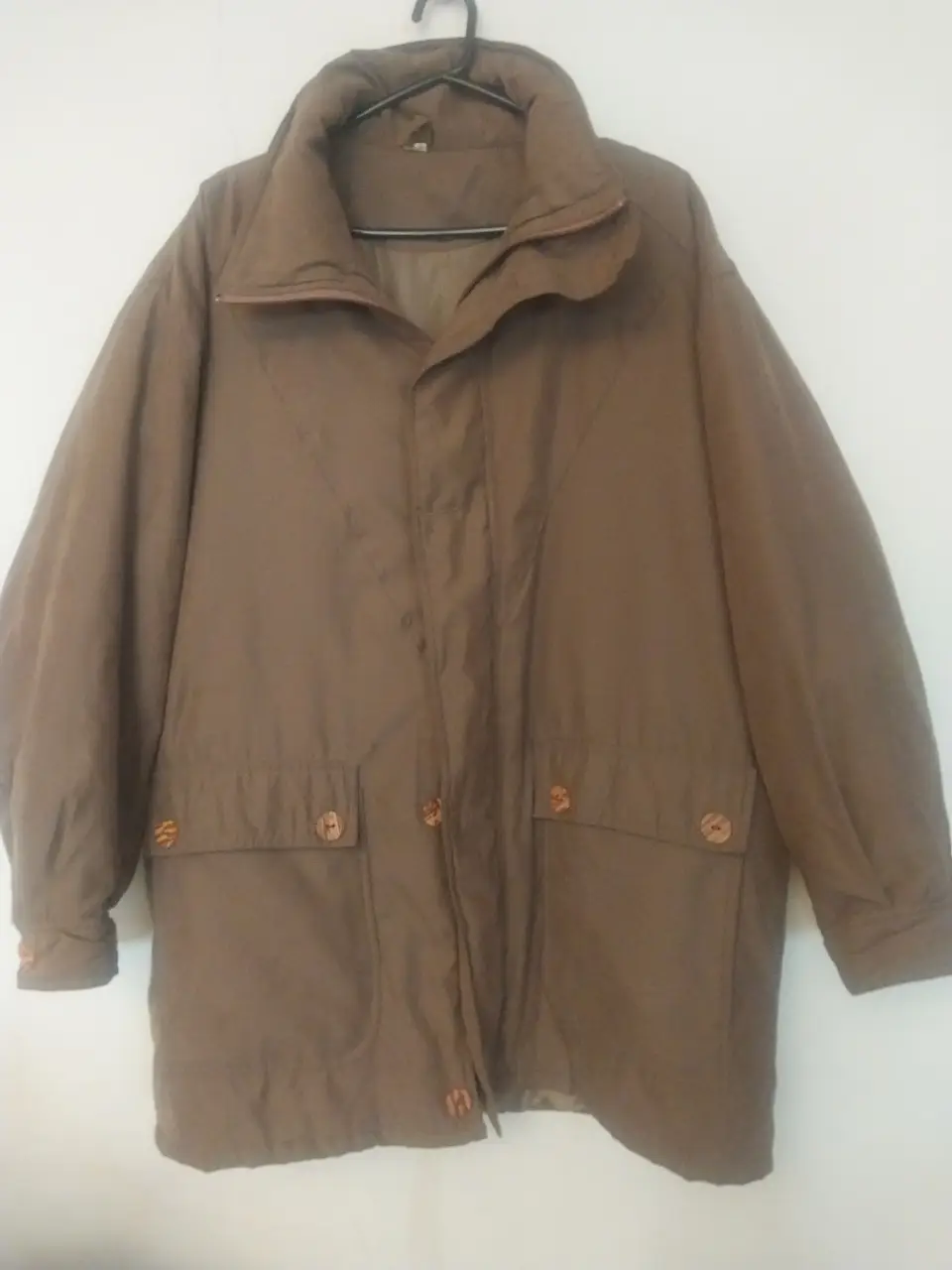 Campera marrón de abrigo, con cuello alto y bolsillos. Ideal para el invierno.