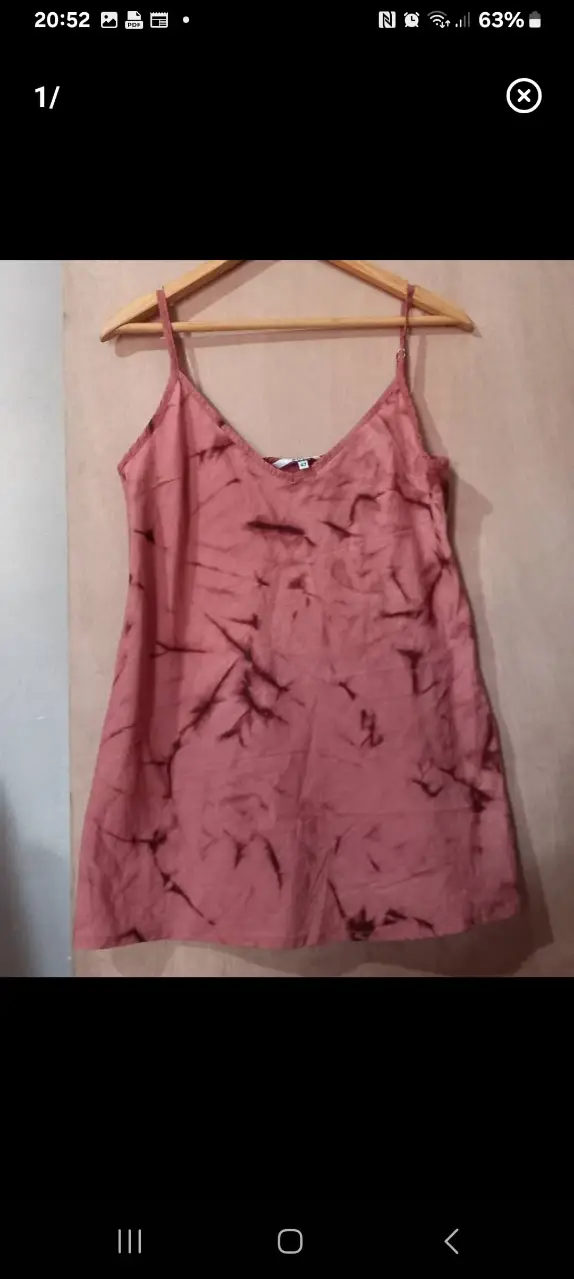 Top de mujer con tirantes finos y diseño tie-dye en tonos rosados y terrosos. Ideal para un look casual y fresco.