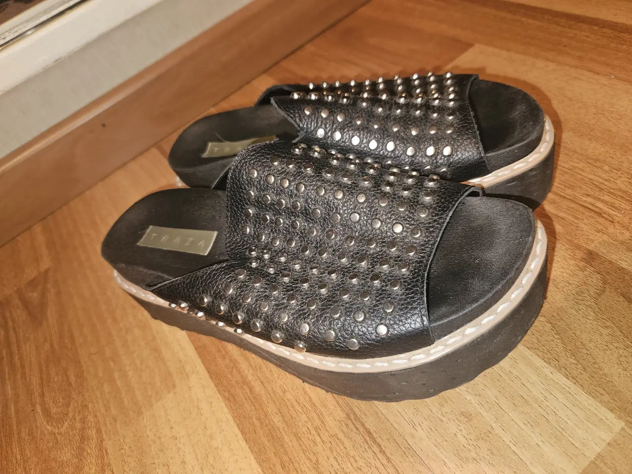 Zuecos negros con plataforma y tachas plateadas, ideales para un look rocker y canchero. Perfectas para salidas casuales o para darle un toque audaz a tu outfit. 